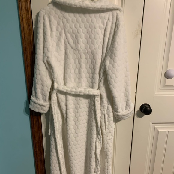 White Robe - Picture 2 of 2